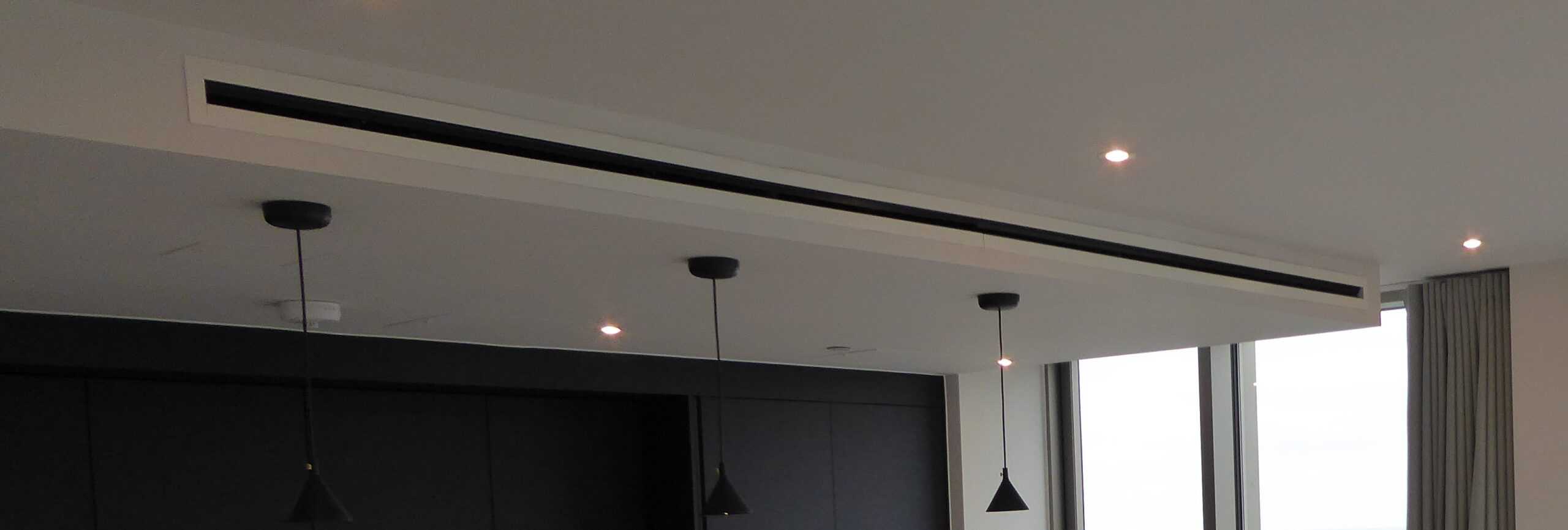 thermally-reactive slot diffuser in bulkhead